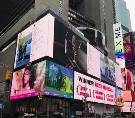 紐約地鐵超狂廣告　網友：肯伊真是愛妻狂魔!