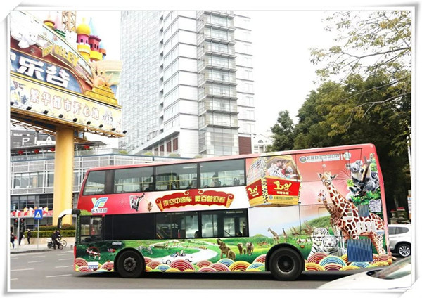 動物伴你同行，這個公交車廣告有點萌哦!
