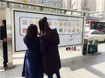 是誰(shuí)承包了西安候車(chē)亭廣告的表情包?