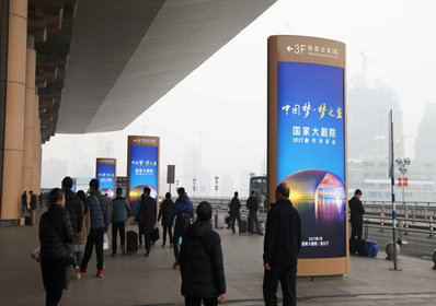 南京南高鐵站三層南落客平臺(tái)圖騰式燈箱廣告