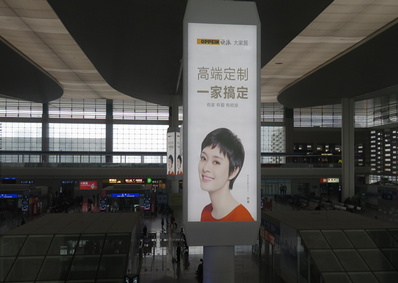 候車(chē)大廳中央三棱柱燈箱廣告