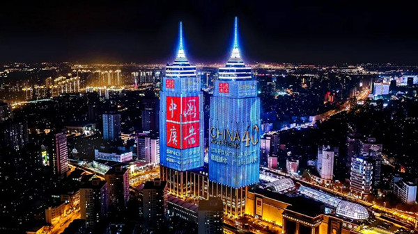 為你喝彩，世界級(jí)景觀媒體照亮上海灘！