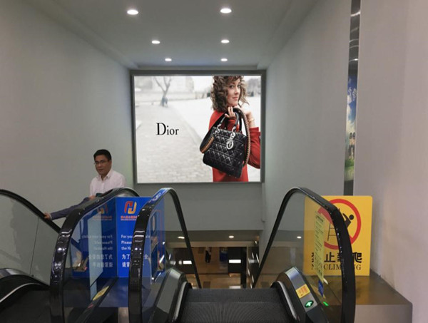 迪奧?？诿捞m機場燈箱廣告