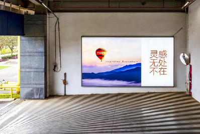 ?？跈C場停車樓出口處燈箱廣告