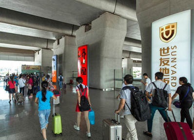 常州北站到達層出站大廳內(nèi)側(cè)落地燈箱廣告
