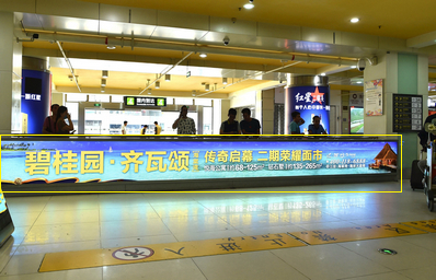 三亞機(jī)場T1一層迎客廳，正對行李廳C出口燈箱廣告