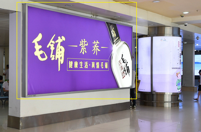 三亞機(jī)場T1一層迎客廳，行李廳B出口附近雙面燈箱廣告