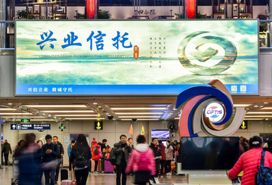 北京首都機場T2國內出發(fā)大廳上方燈箱廣告案例圖