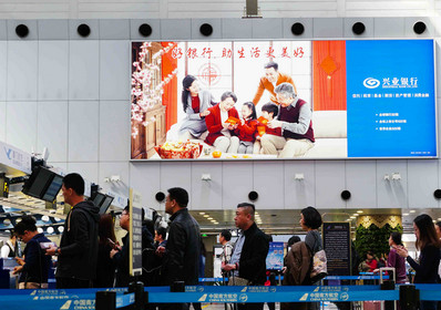 北京首都機場T2國內出發(fā)辦票大廳上方燈箱廣告案例圖
