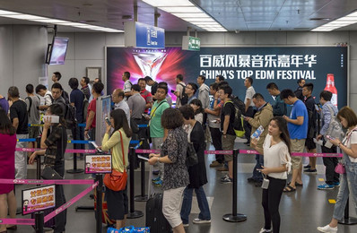 北京首都機場T2國內出發(fā)主安檢口前燈箱廣告案例圖