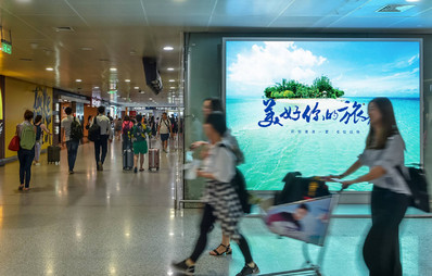 北京首都機場T2國內出發(fā)東西通廊連接通道燈箱廣告案例圖