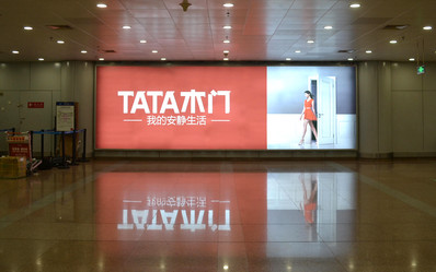 北京首都機場T2國內行李廳正對出口墻面燈箱廣告案例圖