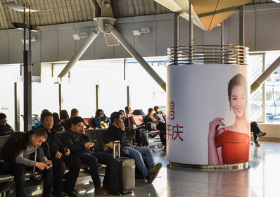 北京首都機場T2國內出發(fā)候機垂頭包柱貼膜廣告案例圖