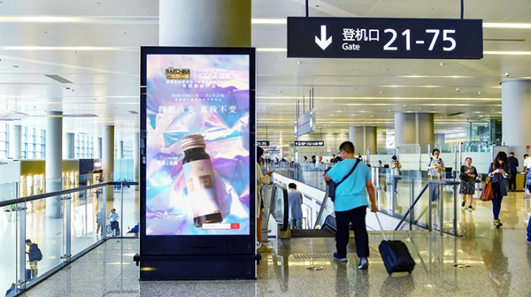 蔻賽北京首都國(guó)際機(jī)場(chǎng)T3出發(fā)ADF刷屏機(jī)廣告