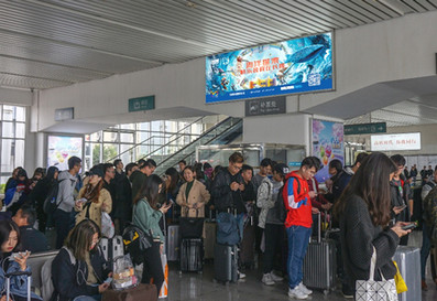 唐家灣站候車大廳、檢票口與到達(dá)口之間圖騰柱燈箱廣告