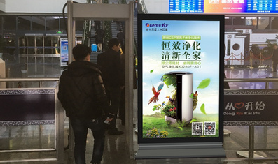 長沙南站安檢口滾動(dòng)燈箱廣告