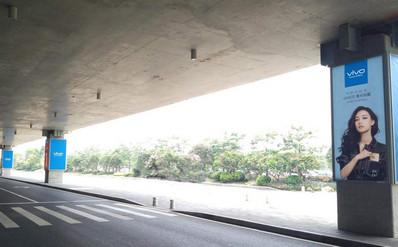 廈門(mén)機(jī)場(chǎng)F1一層到達(dá)外廊車(chē)道包柱燈箱廣告