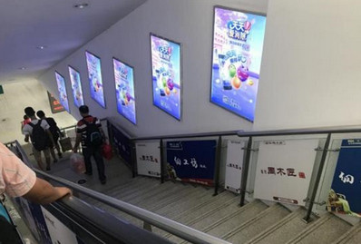 東升站A1、B1電梯通道小燈箱廣告