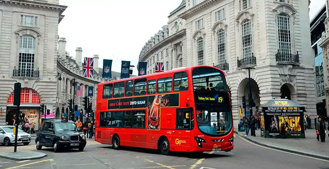 大眾憤怒！英國電視臺投放低俗公交車廣告
