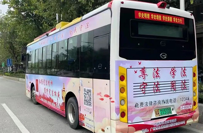 “法治號公交車”來了，廣州公交車廣告讓法治宣傳“動(dòng)起來”！