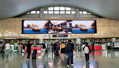 杭州機(jī)場(chǎng)T3國(guó)內(nèi)安檢口上方LED廣告