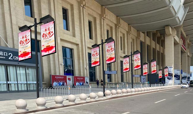 濟(jì)南高鐵站東進(jìn)站口旋轉(zhuǎn)LED燈桿屏怎么樣？