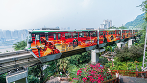重慶地鐵廣告案例，院線電影重慶地鐵外包車廣告，重慶網(wǎng)紅地鐵廣告效果怎么樣？