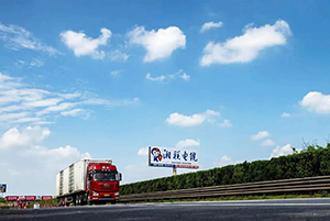 湖南省高速立柱大牌廣告案例，建材電纜高速廣告，高速公路廣告效果怎么樣？
