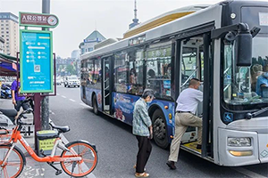 成都公交廣告價(jià)格多少錢？食品生鮮快消成都公交車身廣告案例
