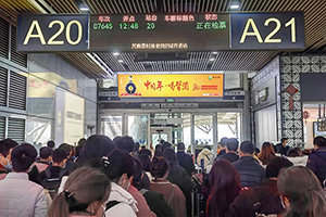 廣州南站出發(fā)檢票口26塊LED廣告價格多少錢？26個檢票口全覆蓋