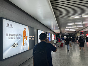 溫州輕軌廣告牌價格多少錢？不愧是你溫州地鐵廣告放眼望去全是鞋