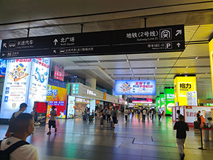 南昌西站高鐵廣告價(jià)格多少錢？南昌西高鐵站出站大廳最醒目廣告牌