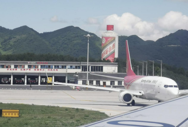 遵義機(jī)場(chǎng)廣告價(jià)格多少錢？貴州遵義茅臺(tái)機(jī)場(chǎng)到達(dá)廣告牌優(yōu)勢(shì)位置？