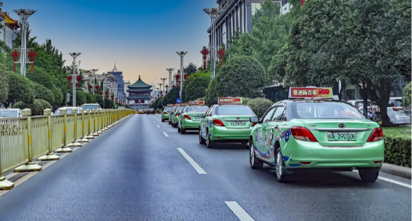 西安出租車廣告價(jià)格多少錢？西安出租車頂屏LED廣告餐飲門店案例