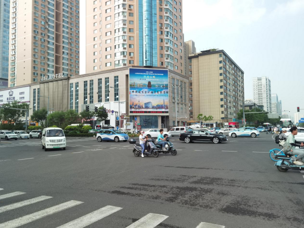 太原LED廣告價(jià)格優(yōu)勢(shì)？太原親賢街長(zhǎng)治路供電大廈王府井LED大屏廣告