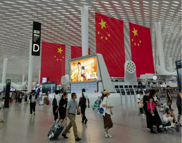 深圳機(jī)場(chǎng)出發(fā)值機(jī)廣告牌旁的大蓮蓬是干啥用的？深圳機(jī)場(chǎng)廣告價(jià)格