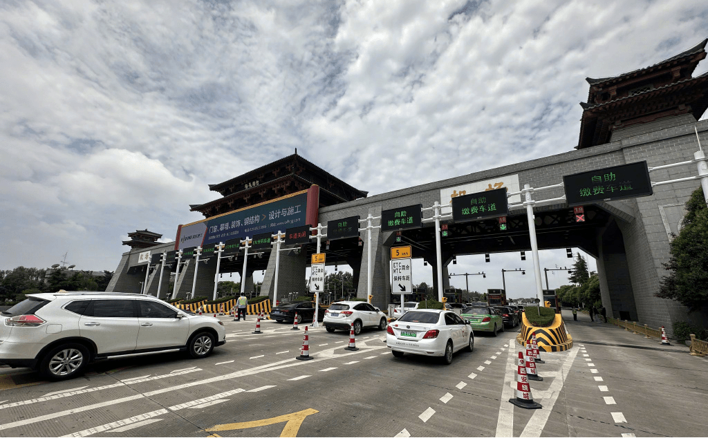 西安高速收費站站頂LED大屏廣告價格？機場高速灞橋收費站廣告牌
