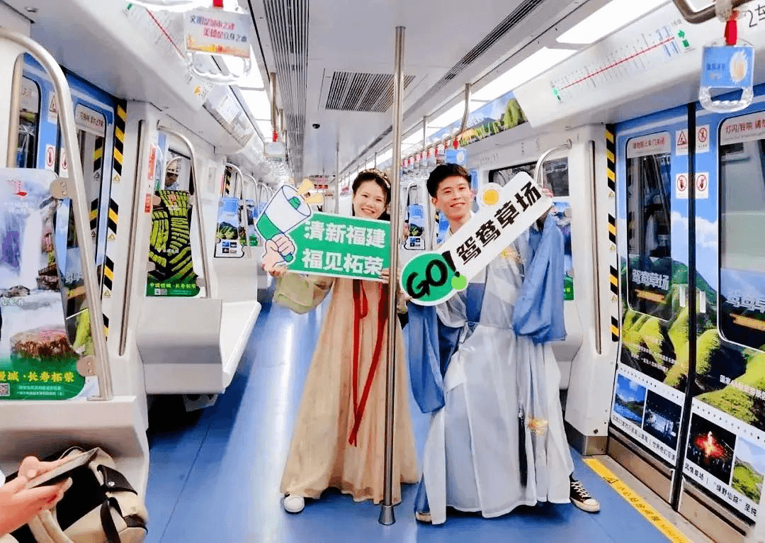 福州地鐵列車廣告駛向柘榮草場(chǎng)，藍(lán)天碧草絕美地鐵內(nèi)包車廣告價(jià)格