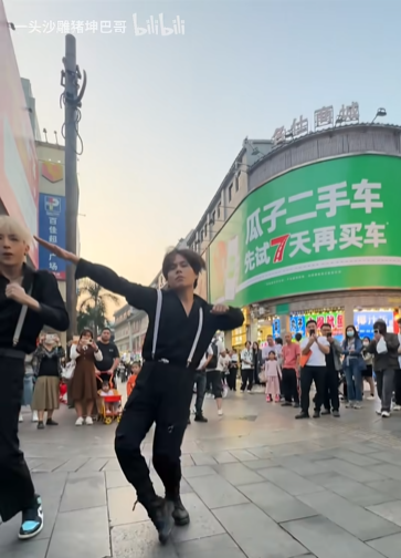 當(dāng)深圳東門步行街戶外大牌廣告遇上科目三，閣下又該如何應(yīng)對(duì)？