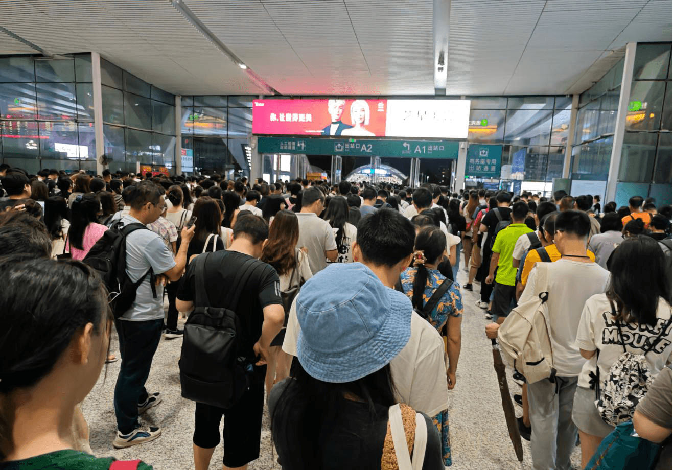 深圳北站出站閘機(jī)燈箱廣告牌價(jià)格收費(fèi)多少錢(qián)？深圳北高鐵站春運(yùn)