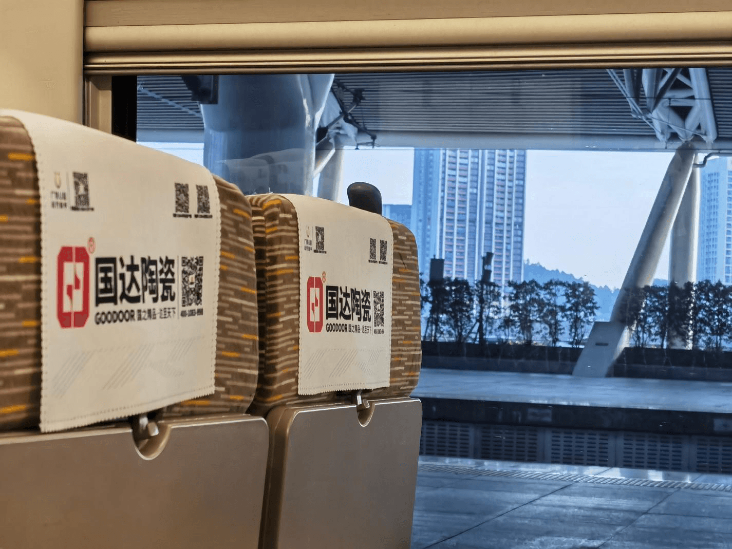春運高鐵列車頭枕巾廣告價格收費多少？高鐵車廂座椅頭巾廣告案例
