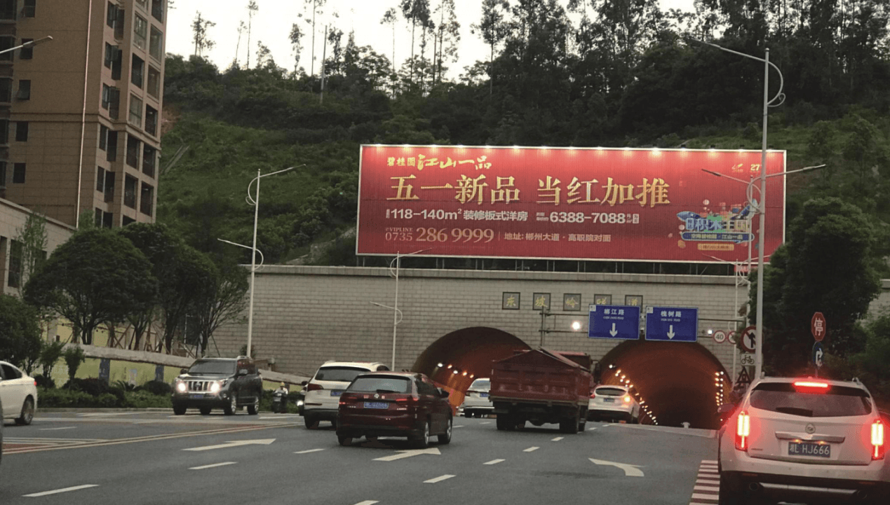 郴州戶外大牌三面翻廣告價格收費多少錢？郴州樓體廣告牌位置優(yōu)勢