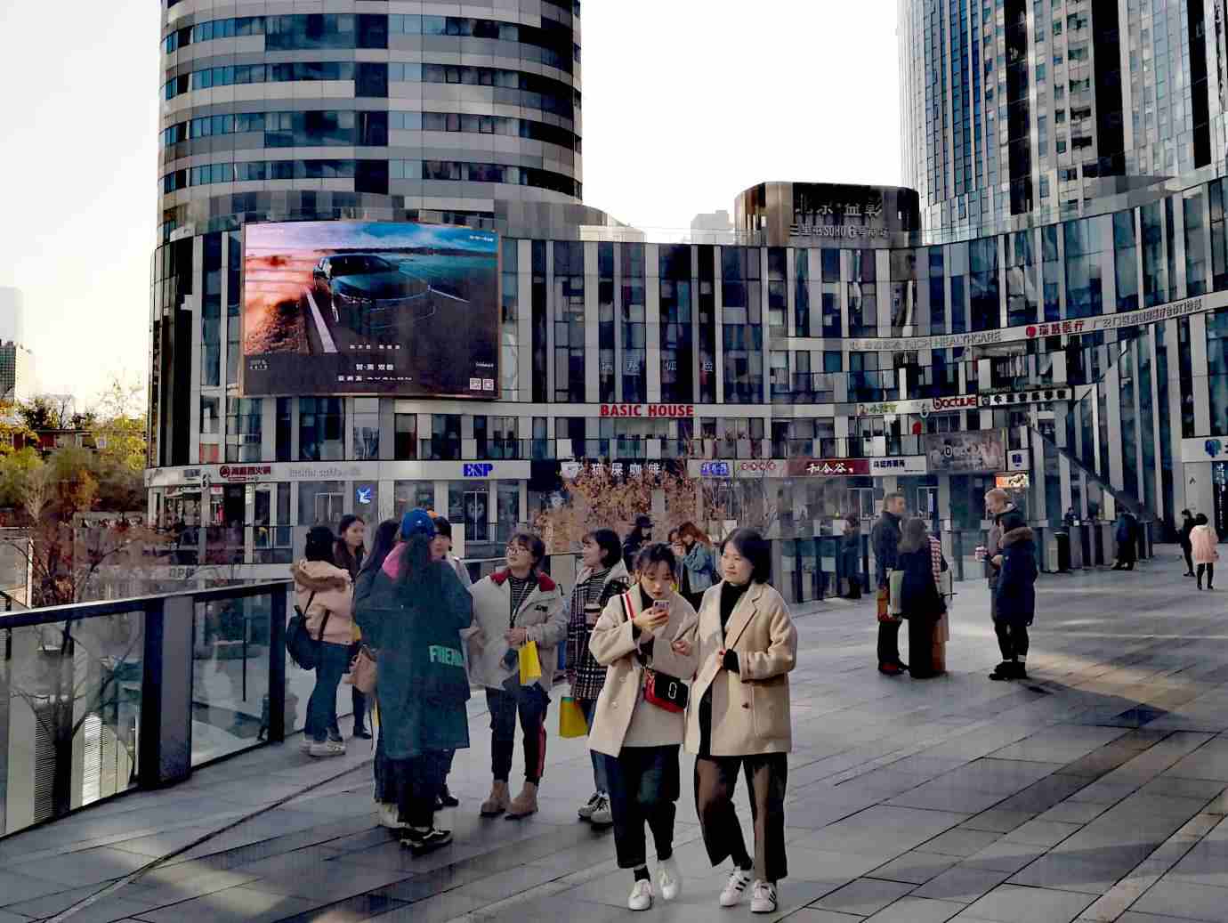北京三里屯LED大屏廣告價(jià)格收費(fèi)，北京三里屯SOHO商圈戶外大屏廣告