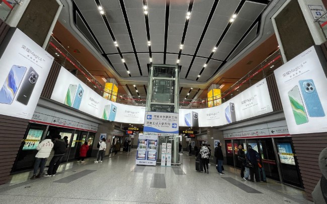 鄭州地鐵廣告價格收費(fèi)，鄭州地鐵1號線換乘站鄭州東站廣告案例
