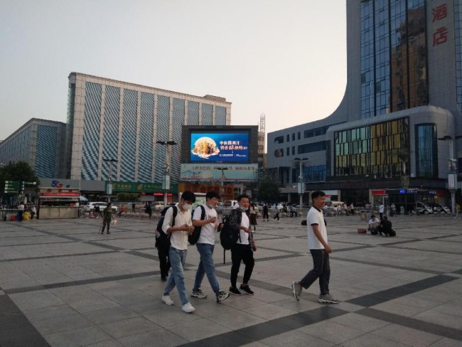 鄭州LED大屏廣告價(jià)格收費(fèi)標(biāo)準(zhǔn)，鄭州機(jī)場(chǎng)火車后戶外LED大屏廣告