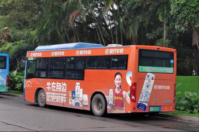 東莞公交車身巴士廣告價格線路收費(fèi)，東莞候車亭站臺站牌廣告價格