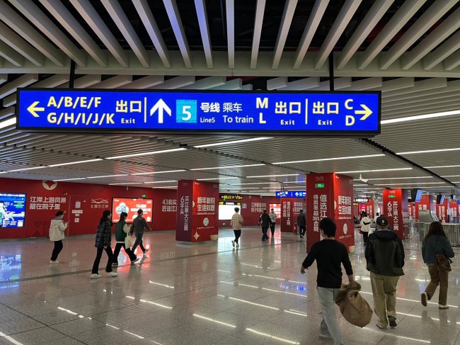 南寧地鐵廣告價格收費(fèi)，南寧地鐵廣西大學(xué)站廳站臺墻貼包柱廣告