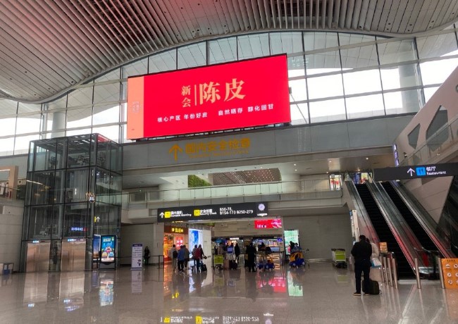 廣州機(jī)場出發(fā)值機(jī)大廳熱門廣告位案例，廣州白云機(jī)場廣告價格收費