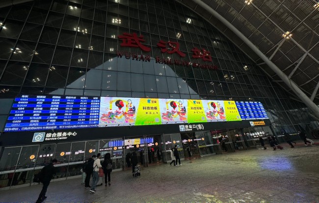 武漢火車站廣告價格收費，武漢高鐵站進站口打卡點門楣LED大屏廣告