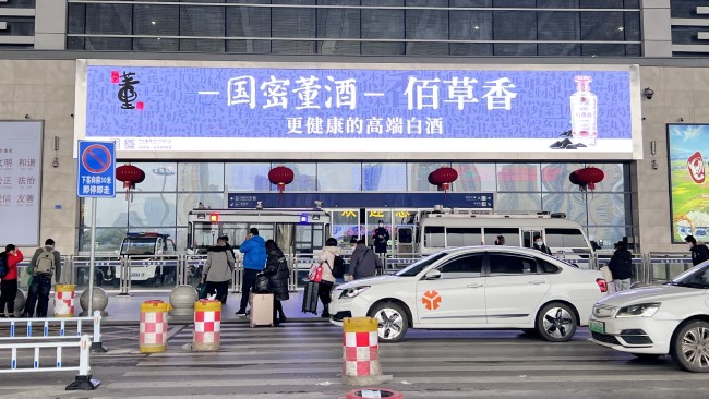長沙南站廣告價(jià)格收費(fèi)，長沙南高鐵站進(jìn)站口打卡點(diǎn)門楣LED大屏廣告